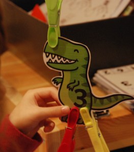 Dinos peg card