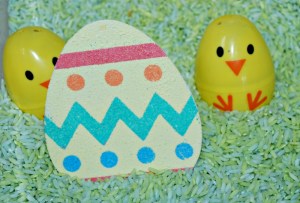 Sand art easter egg in green rice tub