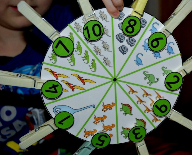 Dinosaur number matching activity from Twinkl