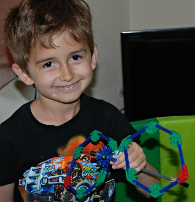 K'Nex the dragonfly with wings that move
