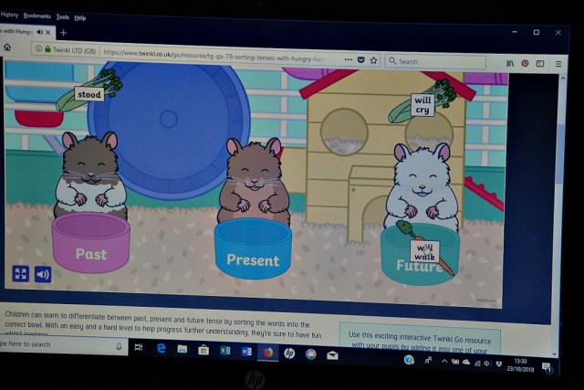 Twinkl Go. English game the kids need to place the food in the correct tense bowl