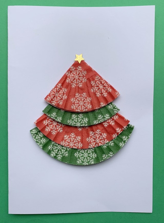 Easy Christmas craft. Making Christmas tree cards with cupcake cases